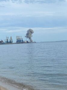 Взрывы в порту Бердянска не прекращаются: россияне пытаются поднять свой корабль