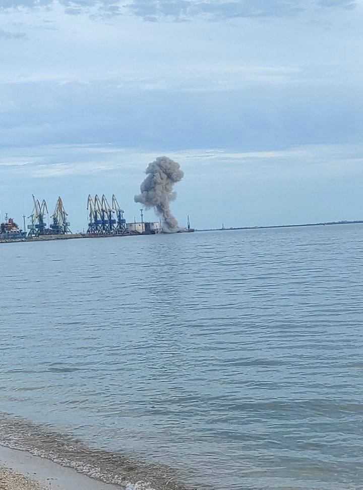 Взрывы в порту Бердянска