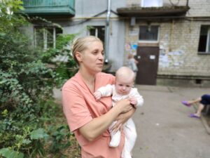 “Краще рідної країни нічого немає”: історія багатодітної матері про евакуацію із селища в зоні бойових дій
