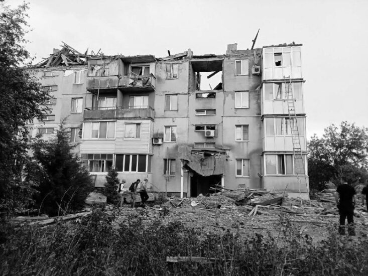 Российские военные обстреляли посёлок Каменка Пологовского района и попали по жилым домам. Известно о 5 погибших, но под завалами могут находиться люди.