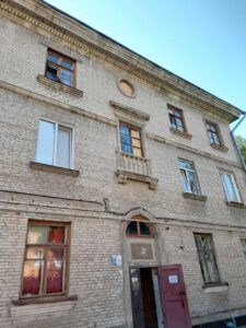 В Запорожье ликвидируют последствия ракетного удара оккупантов (ФОТО)