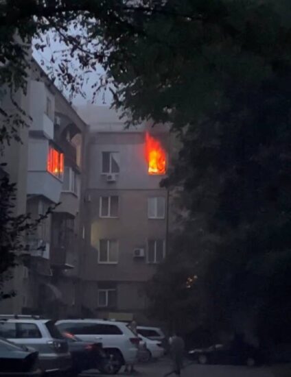 Вечером в многоэтажном доме в центре Запорожья случился пожар. В результате пострадало два человека, их госпитализировали.
