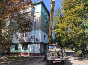 Комунальники у Запоріжжі усувають наслідки ракетних ударів