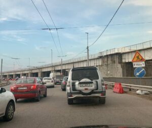 На плотине в Запорожье образовалась длинная пробка