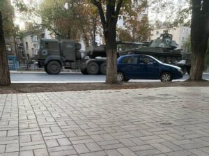 Війська Росії перевозять самохідні гармати “Гіацинт” з Маріуполя до Бердянська (ФОТО)