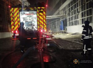 На запорізькому підприємстві сталася пожежа через ракетні удари: фото