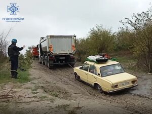 Возле Каменского размыло дорогу: проезд на участке затруднен (ФОТО)