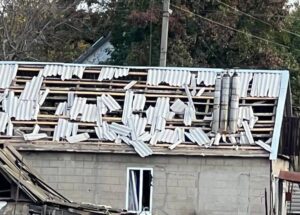 Частный сектор в Запорожье, пострадавший от ракетного удара, ремонтируют коммунальные службы