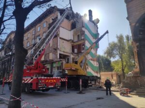 Ракетные обстрелы Запорожья разрушили жилые дома: фото последствий