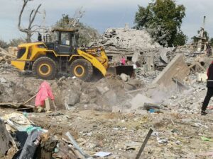 Коммунальщики устраняют последствия ракетных ударов по Запорожью