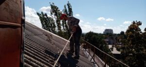 Коммунальщики устраняют последствия обстрелов Запорожья: фото