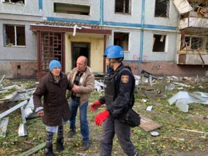 Из разрушенного ракетным ударом дома в Запорожье спасли женщину: ФОТО