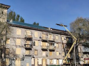 Коммунальщики в Запорожье устраняют последствия прилетов: какие работы ведутся. ФОТО