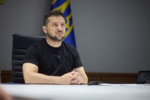 Зеленский поблагодарил спасателей из Запорожской области за помощь пострадавшим после обстрела 