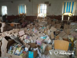 Оккупанты ударили по пункту выдачи гуманитарки в Орехове: ФОТО