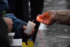Вифлеемский огонь привезли на вокзал в Запорожье: его можно будет взять для своего дома