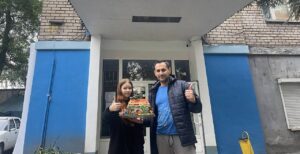 ГК «Інвестохіллс» подарувала юній художниці, яка знайшла прихисток у Центрі допомоги ВПО в Запоріжжі, онлайн-курс у школі мистецтв