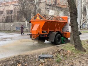 Дороги и тротуары Запорожья обрабатывают антигололедными материалами (ФОТО)