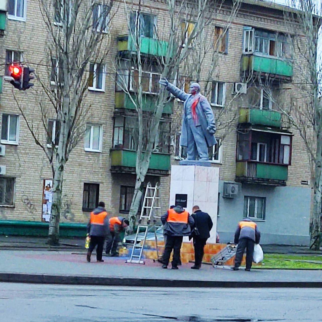 Памятник Ленину в Мелитополе облили красной краской