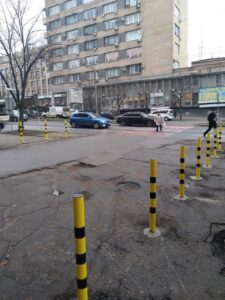 В центре Запорожья на тротуарах установили ограничители (ФОТО)