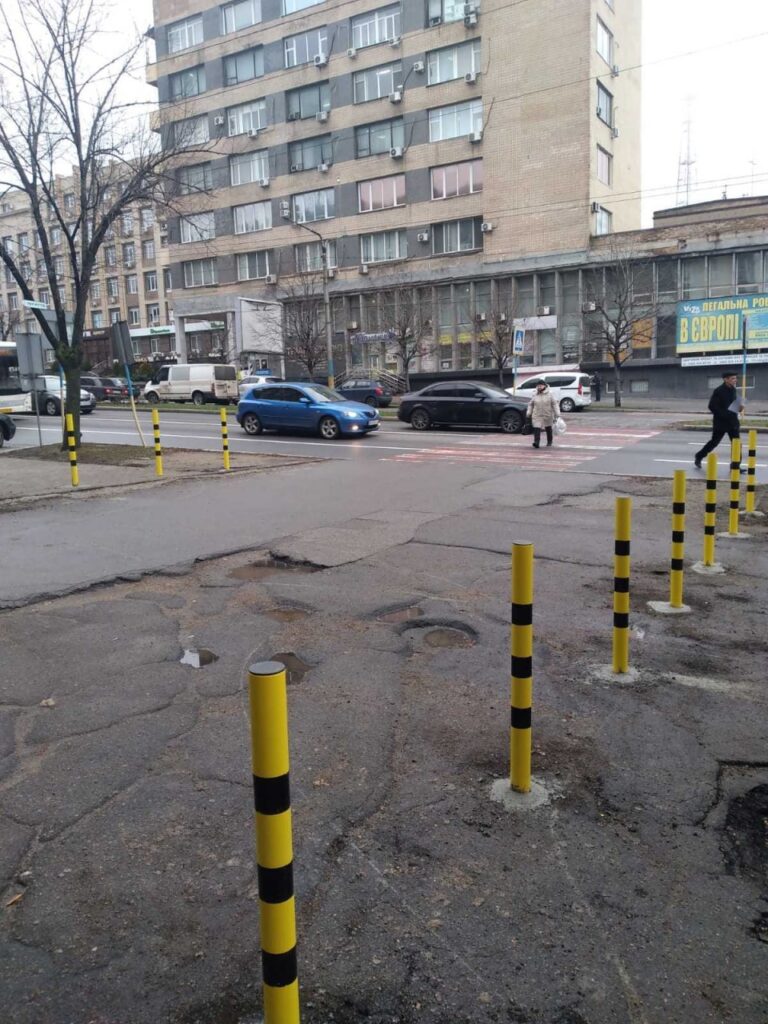В центре Запорожья на тротуарах установили ограничители (ФОТО)