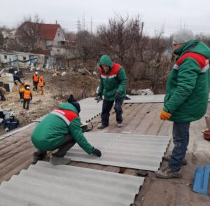 Дома в Запорожье восстанавливают после ночных прилетов. ФОТО