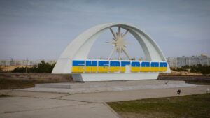 Жителей Энергодара просят не выходить на улицу после теракта с коллаборантом