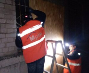 Коммунальщики в Запорожье устраняют последствия ракетного удара. ФОТО