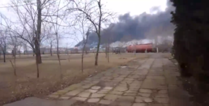 На Бердянской косе горит предполагаемый госпиталь оккупантов. ВИДЕО