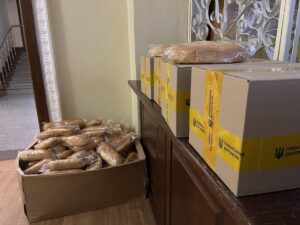 Переселенцам из Бердянска передали в Запорожье продуктовые наборы. ФОТО