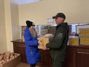 Сегодня в Запорожье будут бесплатно выдавать продуктовые наборы: кто сможет получить