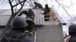 В пригороде Запорожья восстанавливают дома после ракетного удара