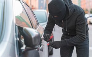 Оккупанты начали продажу краденых автомобилей в Мелитополе