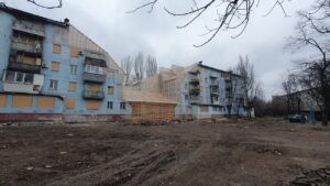 “Консервація” зруйнованого ракетним обстрілом будинку в Запоріжжі завершилася: що далі