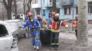 Последствия ракетного удара по жилым домам в Запорожье в цифрах