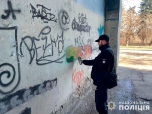 Рейд против наркотиков: в Запорожье закрасили рекламу запрещенных веществ. ФОТО