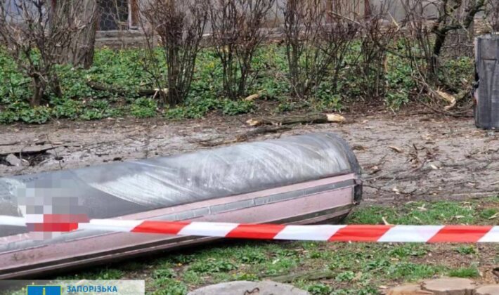 Российская ракета попала в спальный район Запорожья (ФОТО)
