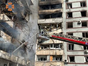 Спасатели разбирают завалы дома в Запорожье, в который попали российские ракеты. ФОТО