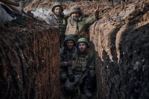ВСУ с помощью дрона ударили по окопам российских военных. ВИДЕО