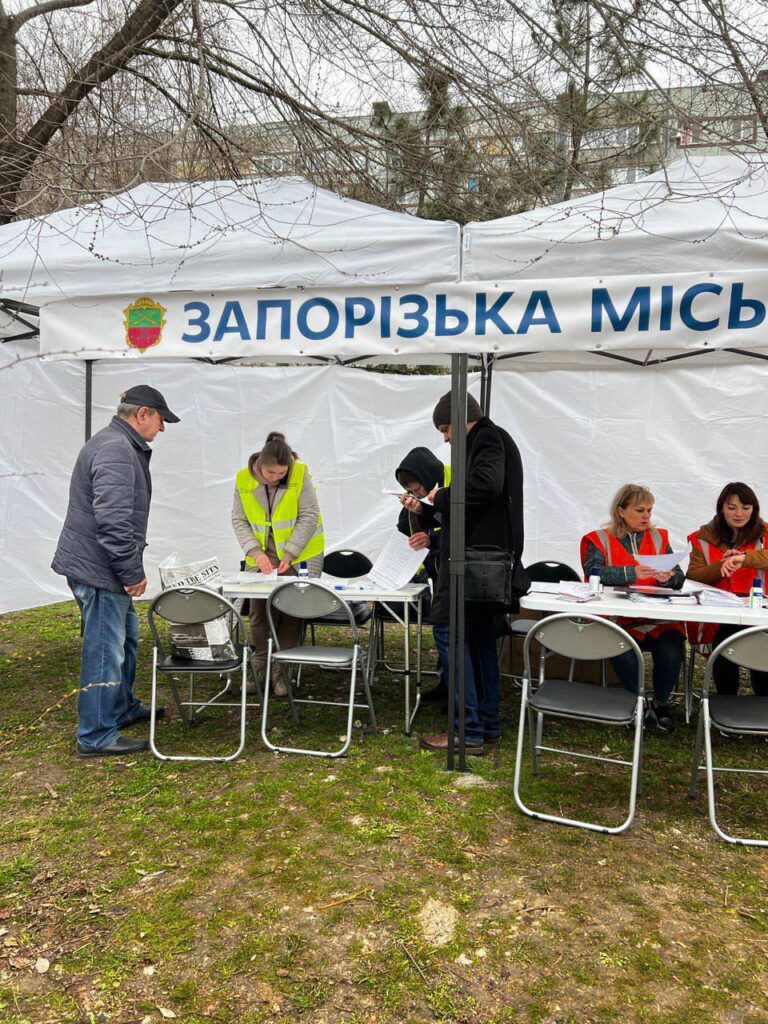 В Запорожье обследовали квартиры разрушенного дома в результате атаки 22 марта