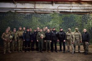 Двое спасателей в Запорожье получили награды от Президента