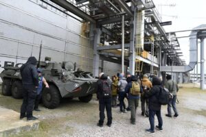 Оккупанты разместили военную технику рядом с энергоблоками Запорожской АЭС. ФОТО