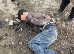 Мужчина пытался обокрасть разрушенные квартиры в Запорожье. ФОТО
