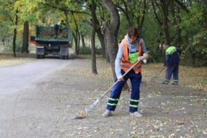 Запорожские коммунальщики наводят порядок в парках и скверах города