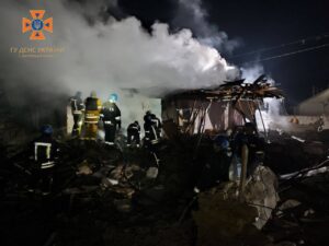 Спасатели вытащили женщину из-под завалов разрушенного российской ракетой дома. ФОТО