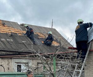 Коммунальщики ремонтируют дома, которые пострадали от прилета по Запорожью: какие работы ведут. ФОТО
