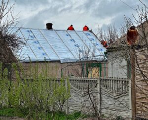 Ремонтники закрыли окна и крыши в домах, которые пострадали от удара по Запорожью. ФОТО