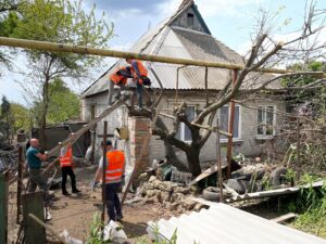 Дома в Малокатериновке восстанавливают после российских обстрелов. ФОТО