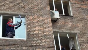 В домах, которые пострадали от обстрелов Запорожья, ставят новые окна. ФОТО