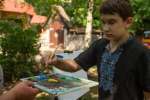 Юный художник из Бердянска Космо-Макс открыл выставку картин в Запорожье. ФОТО